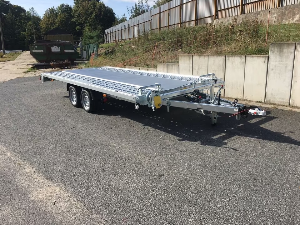 Großer KFZ-Anhänger (Autotransporter) bei Anhänger Schwepnitz